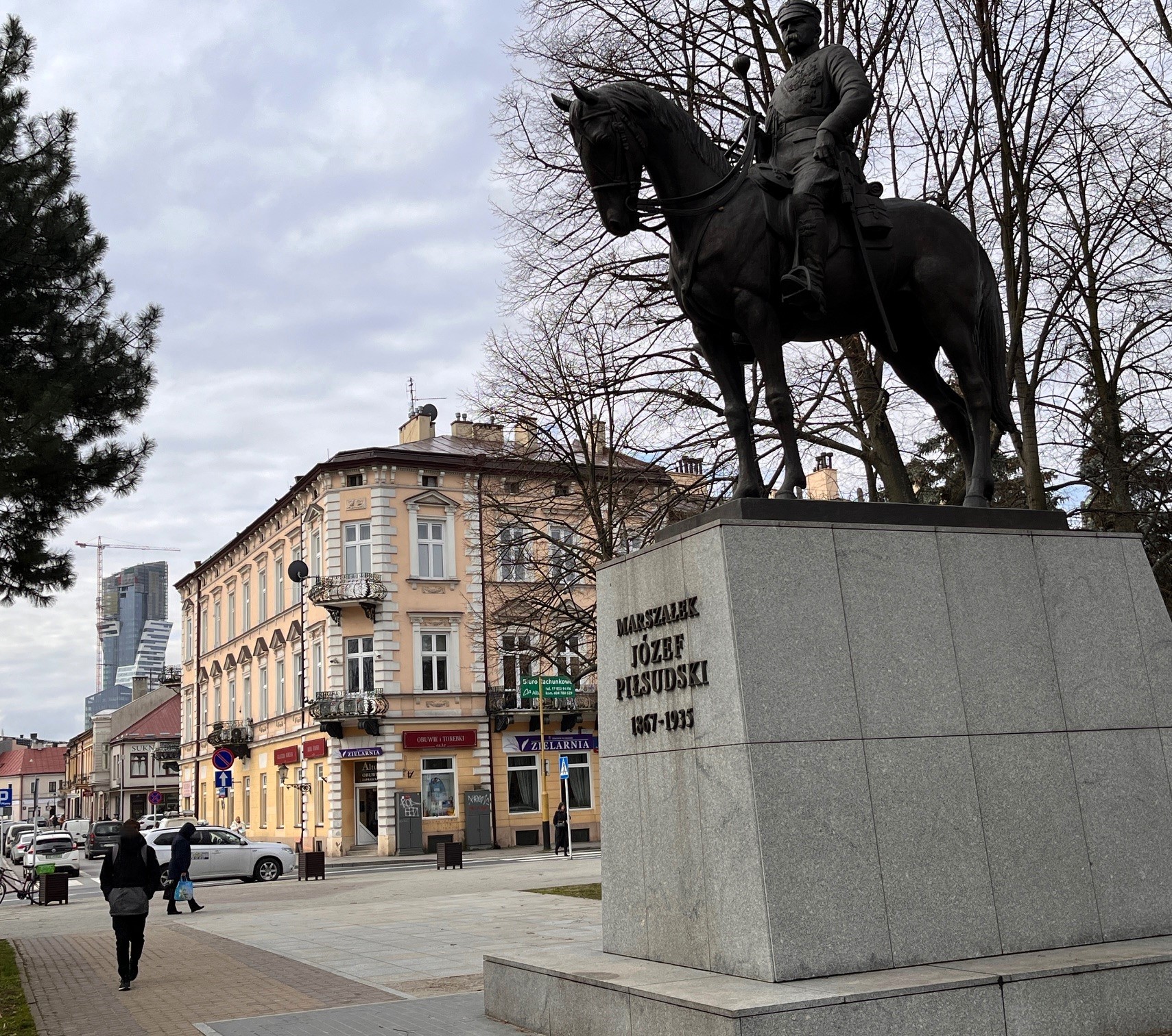 widok pl. Wolności pomnik Piłsudskiego.jpg
