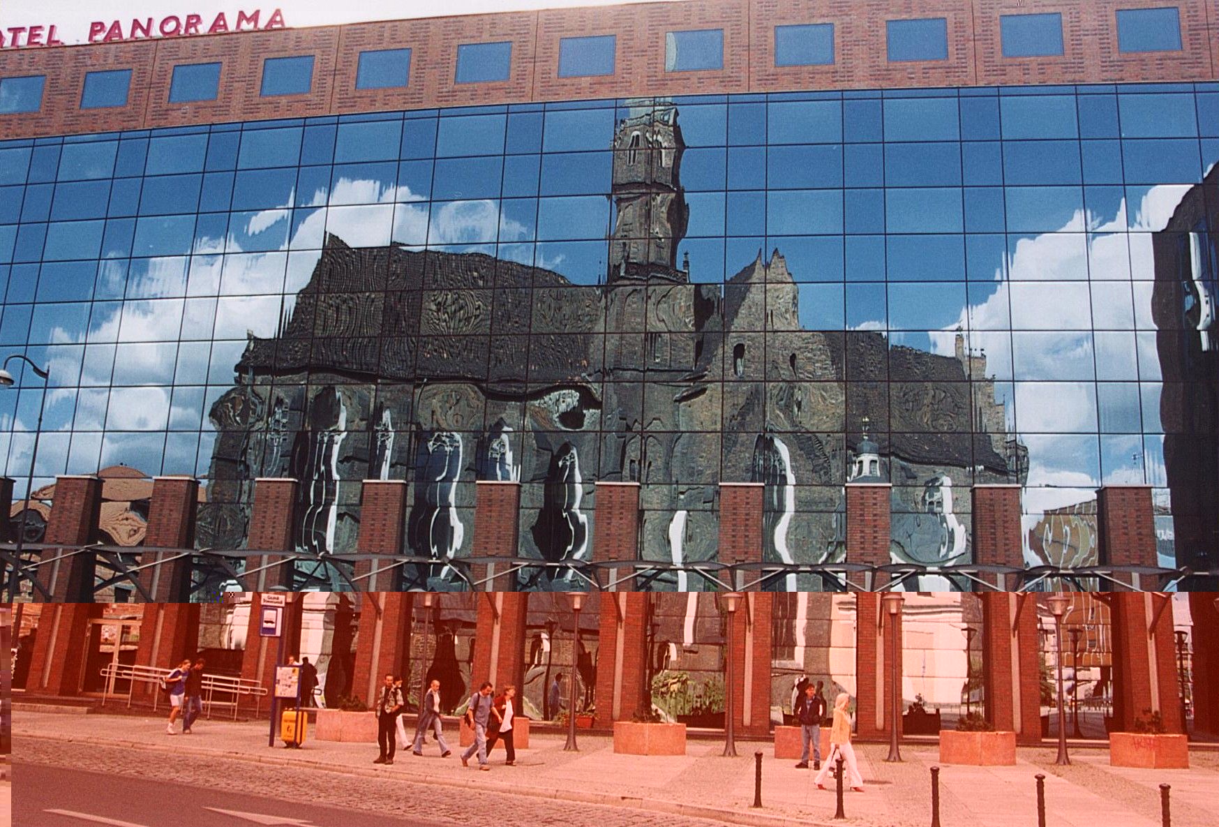 Wrocław,_kościół_św._Wojciecha,_odbicie_w_szybach_Hotelu_Panorama_(1).JPG
