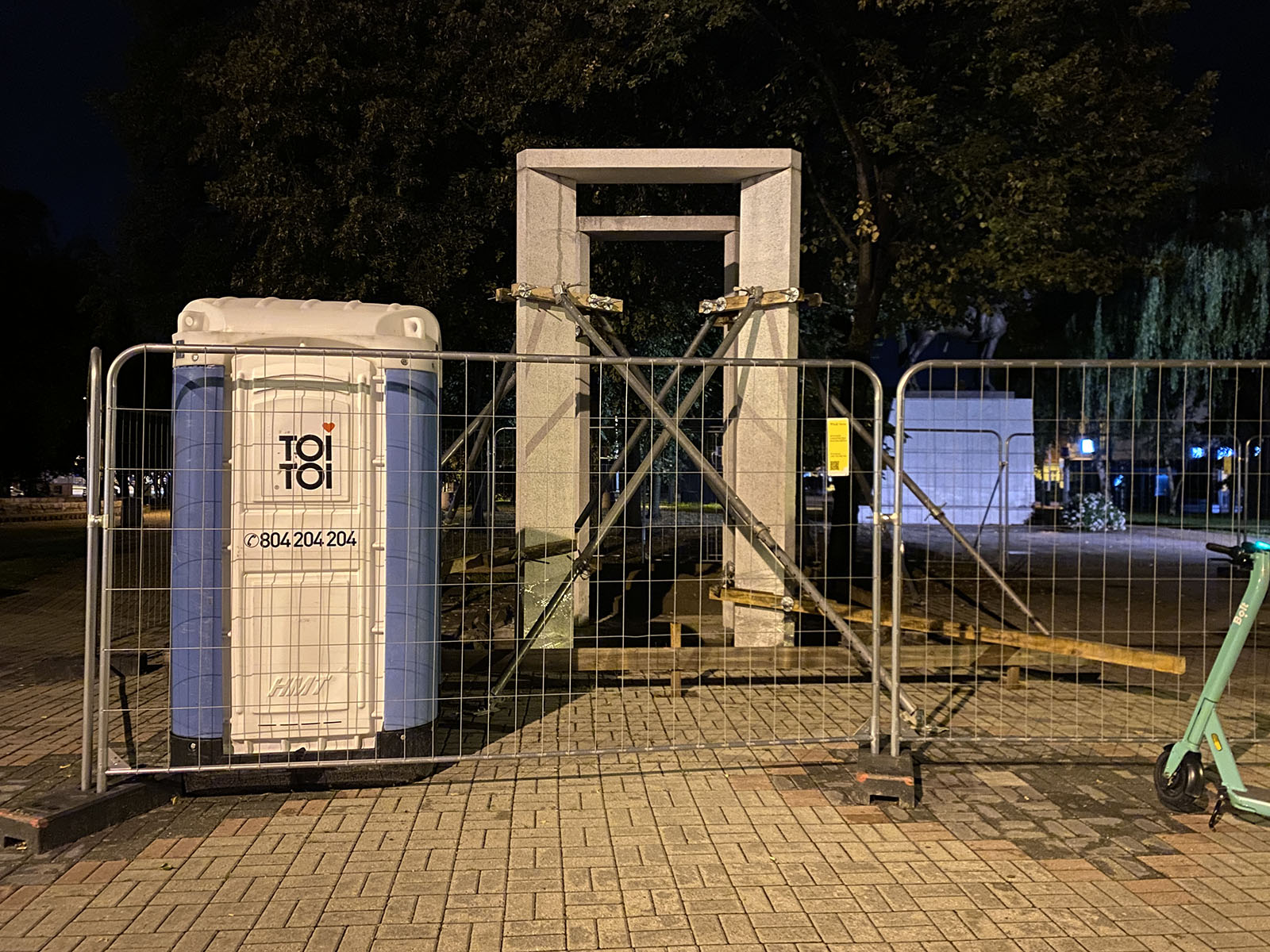 Dzwonnica pod dzwon marszałka Trotyla przy marszałku Piłsudskim.JPG