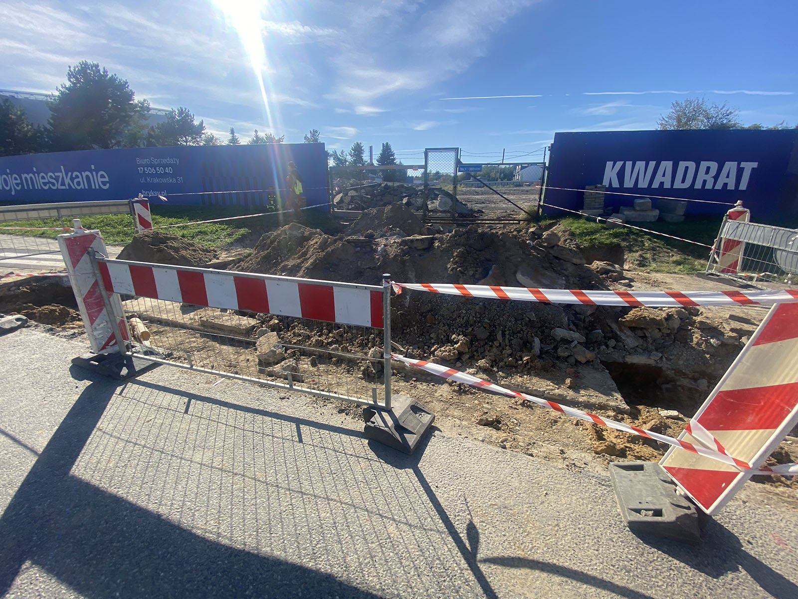 Wjazd do nowej inwestycji przy Batalionów Chłopskich.JPG