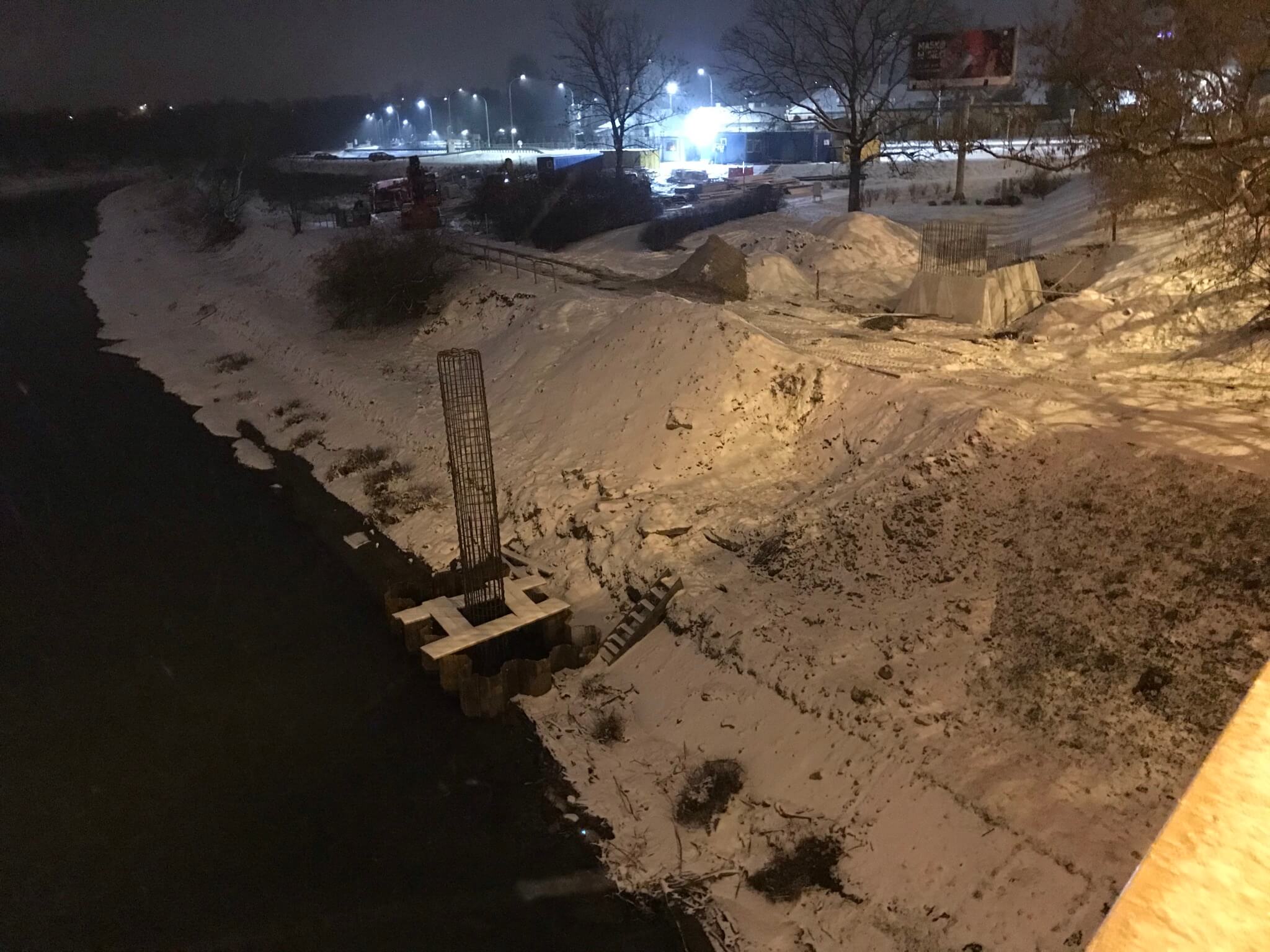 Prace przy budowie kładki rowerej na północ od mostu Lwowskiego (2).jpeg