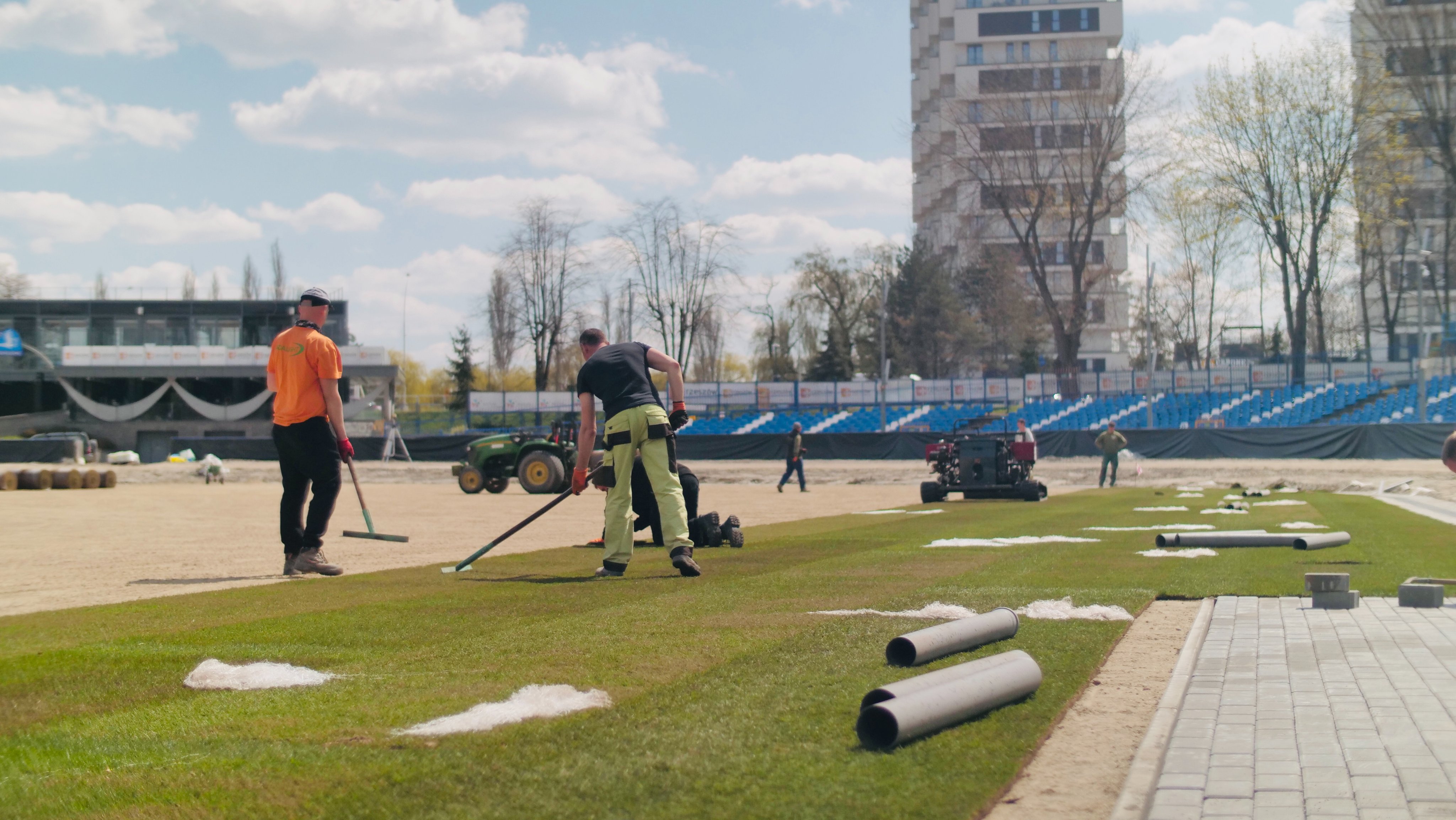 Układanie murawy na stadionie miejskim.jpg