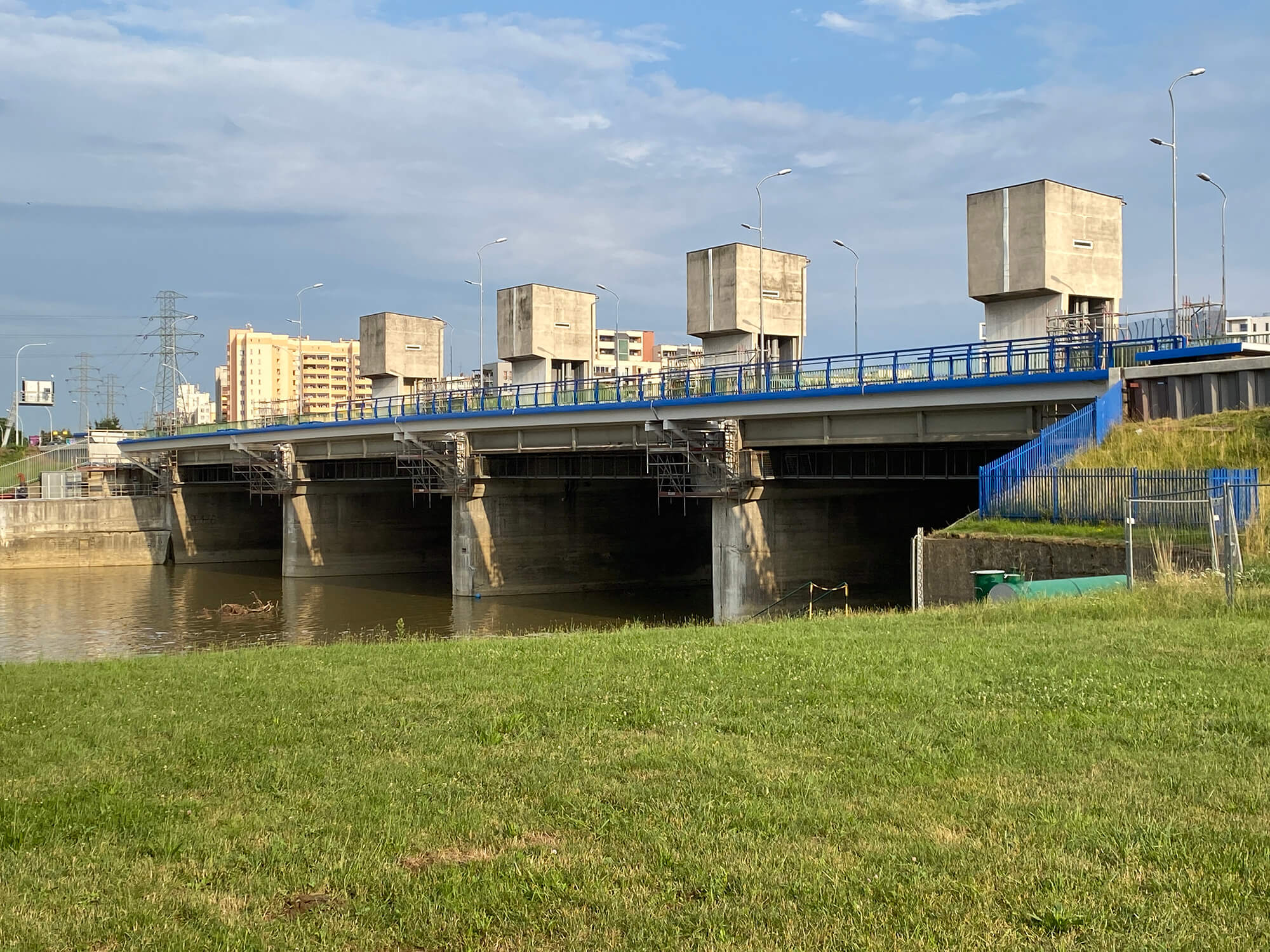 Montaż barierek na kładce rowerowej przy moście Karpackim.jpg