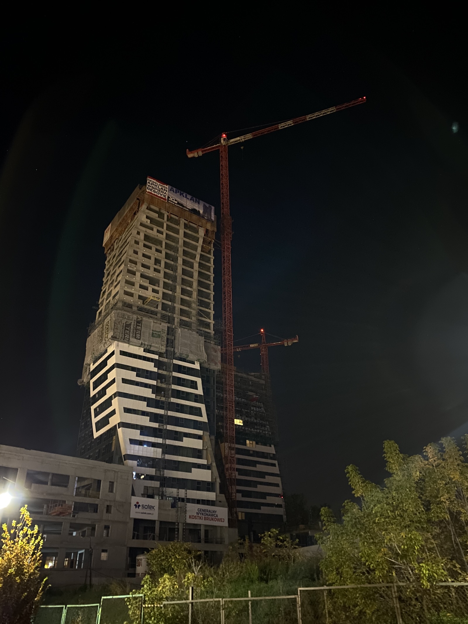 Olszynki Park W - Żuraw wieżowy po październikowym podwyższeniu.jpeg